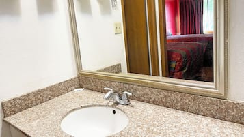 Combined shower/tub, towels