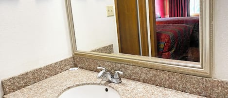 Combined shower/bathtub, towels