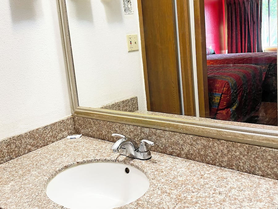 Bañera con ducha, toallas