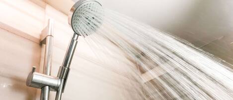 Combined shower/tub, towels