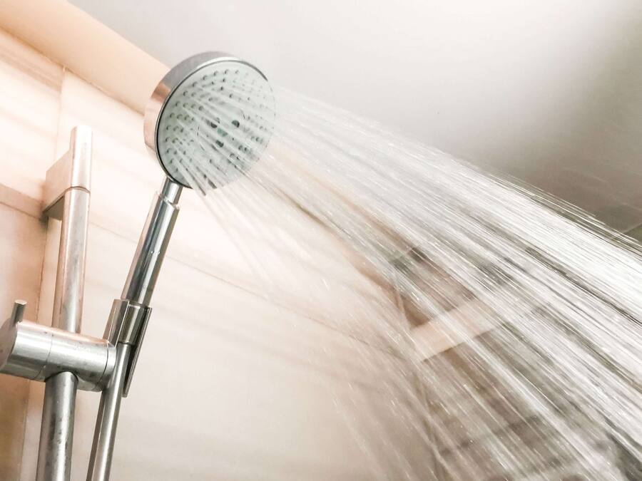 Kombination af bruser/badekar, håndklæder