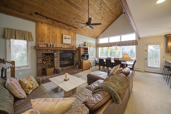 TV, fireplace