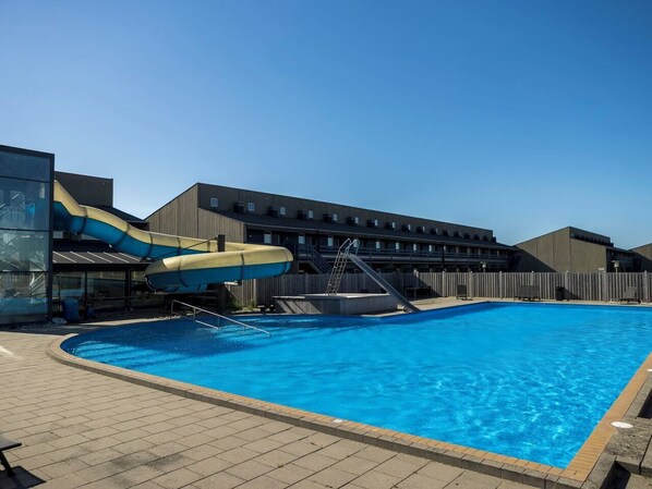 Una piscina techada, una piscina al aire libre