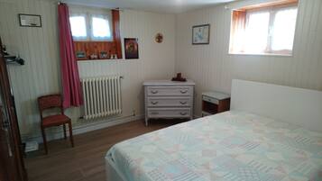 2 bedrooms, iron/ironing board, free WiFi