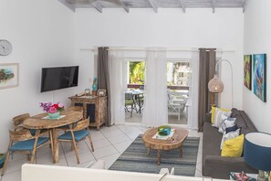 Smart TV, books - *New* Beach front newly renovated condo (St John)