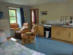 Bügeleisen/Bügelbrett, Reisekinderbett, kostenloses WLAN, Bettwäsche