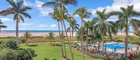 Alberca al aire libre y alberca climatizada