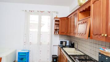 Frigorifero, microonde, forno, piano cottura