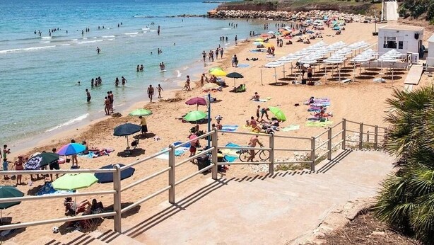 A beach with umbrellas, people, and a lifeguard tower. - [Beach-Seafront 5 Stars] Comfortable Holiday Home (Avola)