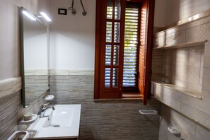 Dusche, Haartrockner, Bidet, Handtücher