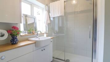 Cottage | Bathroom | Shower, hair dryer
