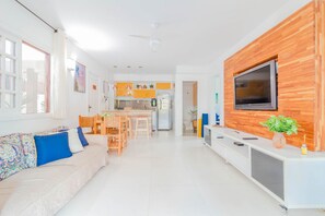 公寓 | 起居区 | 32-英寸电视(配备卫星频道)