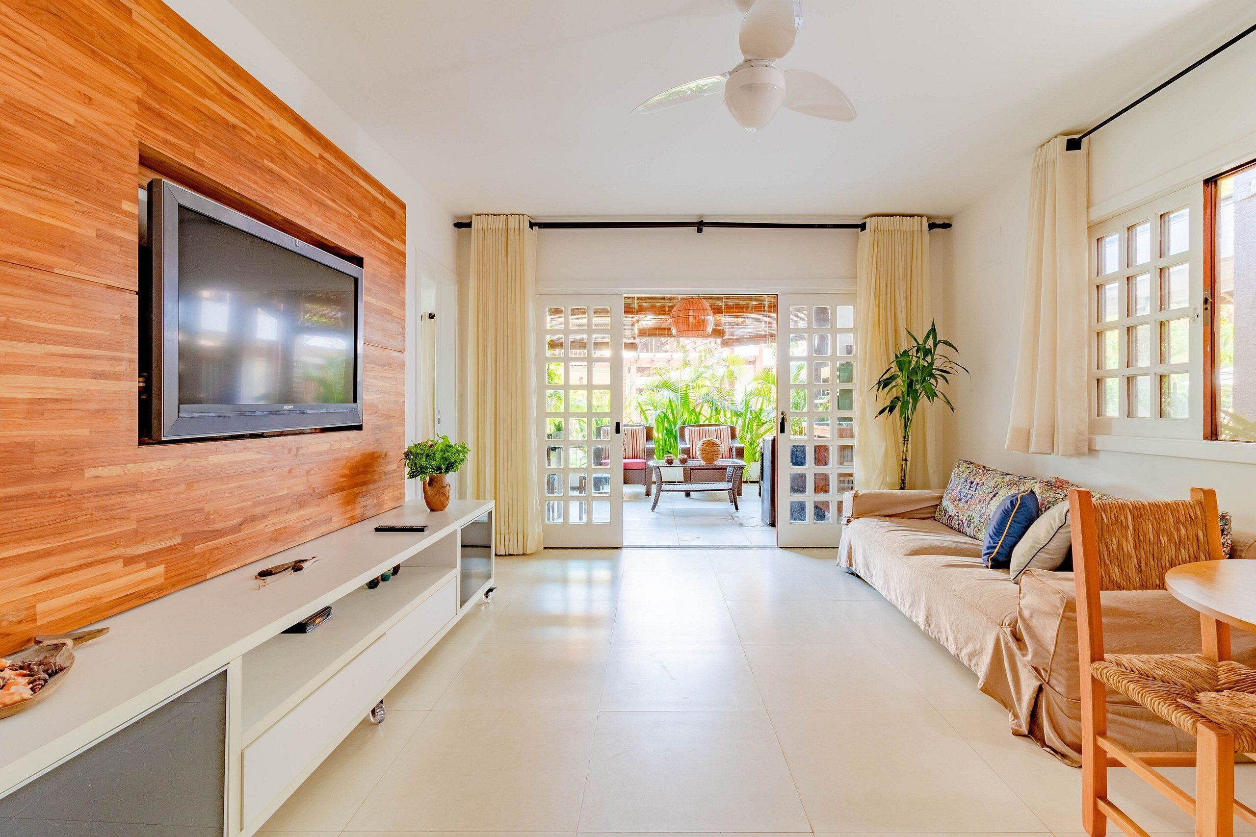 Apartment | Living area | 32-inch TV with satellite channels