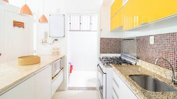 Apartment | Eigene Küche | Kühlschrank, Mikrowelle, Kochgeschirr/Geschirr/Besteck, Esstisch