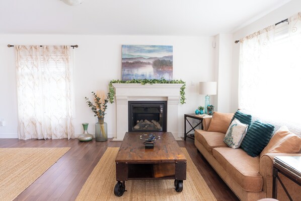 Smart TV, fireplace, books, music library - 🍷 Luxury Pond House, 10 minutes to Niagara Falls (Thorold)