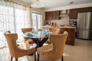 Dining - 🍷 Luxury Pond House, 10 minutes to Niagara Falls (Thorold)