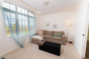 Smart TV, fireplace, books, music library - 🍷 Luxury Pond House, 10 minutes to Niagara Falls (Thorold)