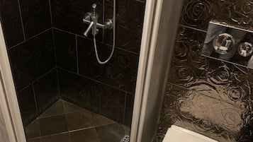 Een douche, een haardroger, handdoeken, zeep