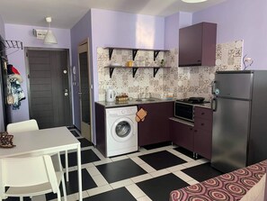 Réfrigérateur, four, bouilloire électrique