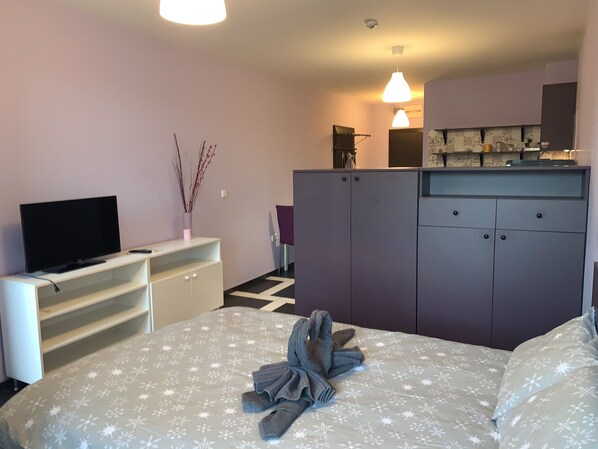 1 chambre, fer et planche à repasser, Wi-Fi gratuit, draps fournis