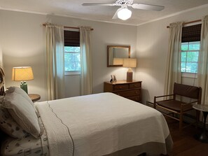 4 bedrooms, iron/ironing board, free WiFi, bed sheets -  Blue Ridge Mountain Retreat with Cozy Firepit Terrace. (Burnsville)