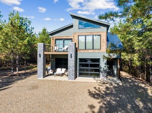 Exterior - Pool Table Vibes • Sleek Stay for Couples (Broken Bow)