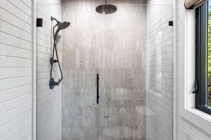 Ensemble douche/baignoire, sèche-cheveux, serviettes fournies, savon