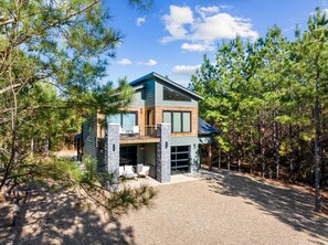 Exterior - Pool Table Vibes • Sleek Stay for Couples (Broken Bow)