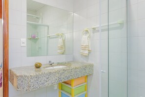 Regadera, toallas, papel de baño