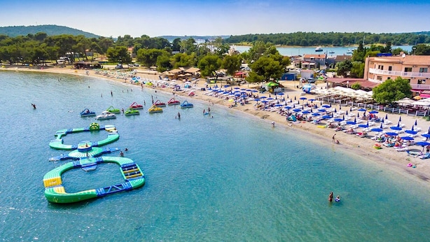 A coastal hotel with beachside amenities, including umbrellas and lounge chairs. - Istriensonne 0035 - Ferienwohnung Vilic-3 (Medulin)