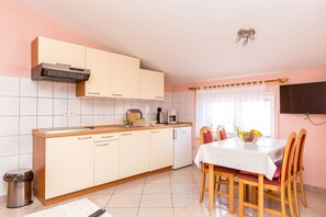 Kühlschrank, Wasserkocher mit Kaffee-/Teezubehör