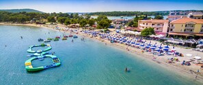Una spiaggia nelle vicinanze