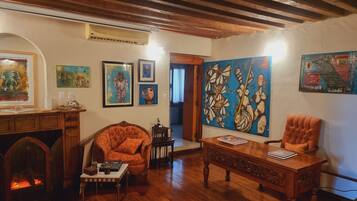 Deluxe Room | Living area