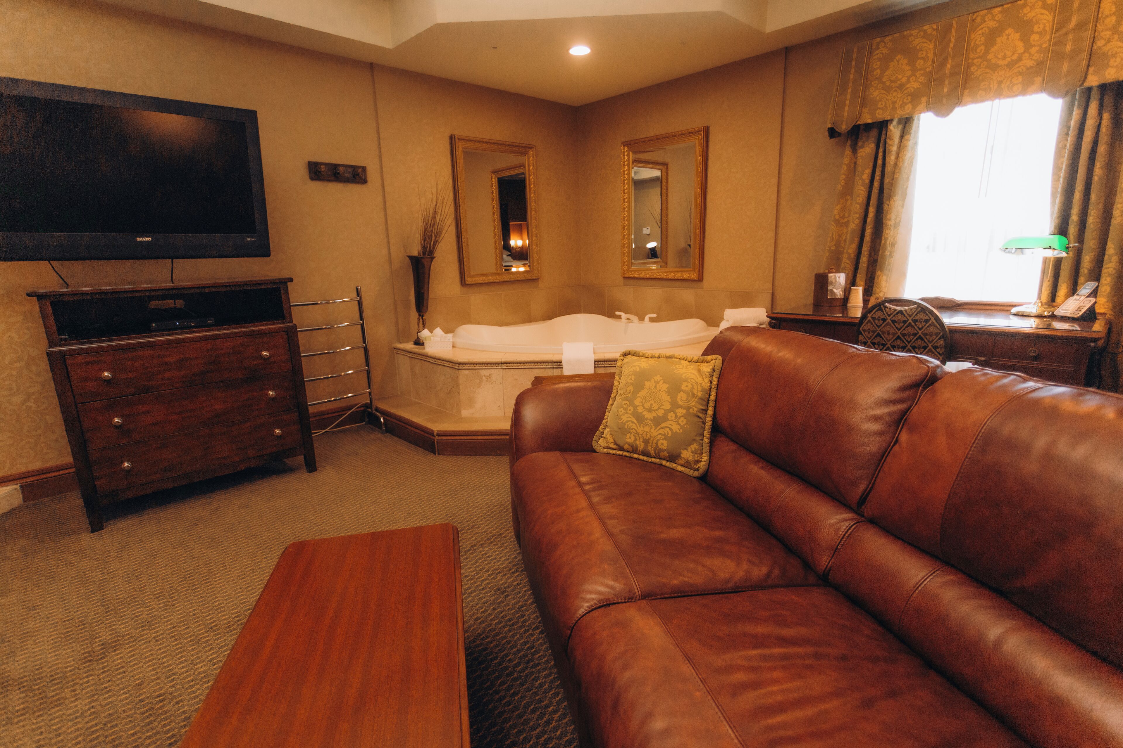 Superior Room, Jetted Tub | Living area