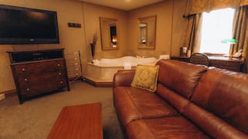 Superior Room, Jetted Tub | Living area