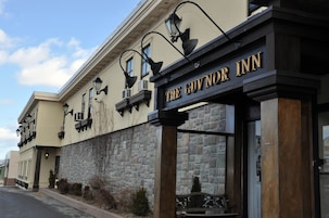 Exterior del The Guvnor Inn, con fachada de piedra, detalles arquitectónicos clásicos y una entrada destacada con un letrero.