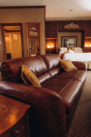 Habitación superior, bañera de hidromasaje | Tabla de planchar con plancha y wifi gratis. The Guv’nor