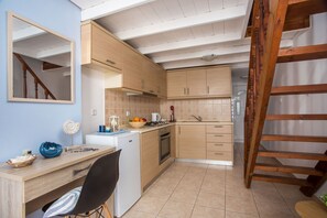 Réfrigérateur, four, bouilloire électrique