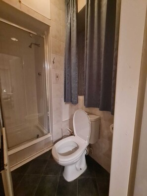 Shower, rainfall showerhead, free toiletries, hair dryer - Lispool Bangla Guest House (Blackpool)