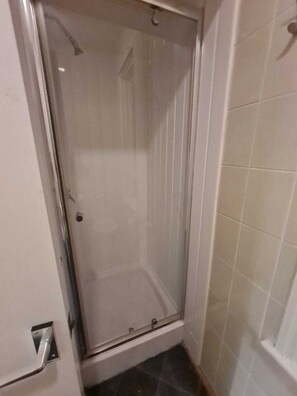 ฝักบัว, เรนชาวเวอร์, ของใช้ในห้องน้ำฟรี, ไดร์เป่าผม (มีให้บริการตามคำขอ)