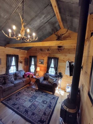 Smart TV, fireplace, DVD player, books - Perfect Benezette Cabin.  Nestled in the woods, yet close to attractions.  
. (Benezette)