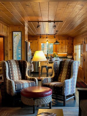 Smart TV, fireplace, books, stereo