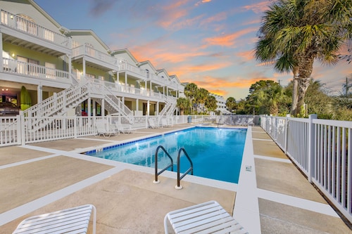 30A Retreat, Walk 250 yds to Beach, Pool, Hot Tub, 4 Bikes, Umbrella, Chairs!