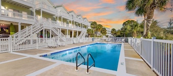 30A Retreat, Walk 250 yds to Beach, Pool, Hot Tub, 4 Bikes, Umbrella, Chairs!