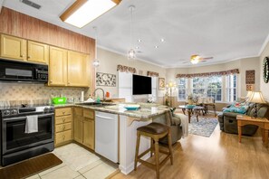 Condo, 2 phòng ngủ (4604 C) | Bếp riêng | Tủ lạnh, dụng cụ nấu nướng/bát dĩa/dao nĩa 