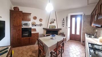 Réfrigérateur, micro-ondes, four, cafetiÚre/bouilloire