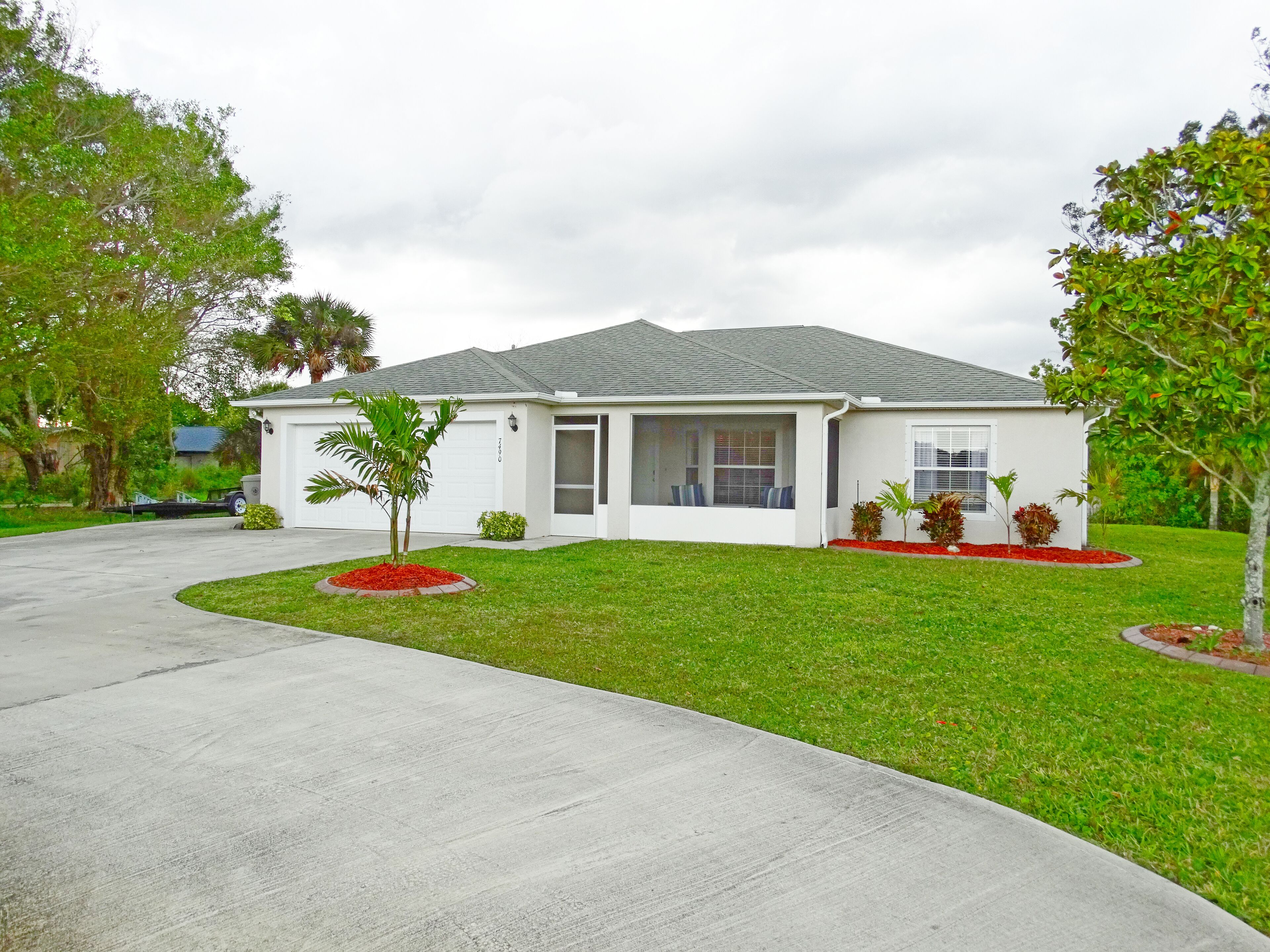 Red Fish, Blue Fish- Sebastian 3/2 Home, sleeps 6, close to river