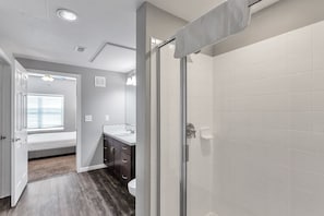 Bathtub, hair dryer, towels, shampoo - Charming 1BD in Trendy West End Neighborhood (Dallas)