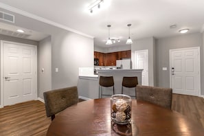 Dining - Charming 1BD in Trendy West End Neighborhood (Dallas)