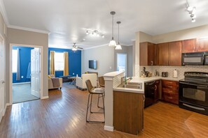 ميكروويف، فرن، ماكينة لصنع القهوة/الشاي، مستلزما ت طهي/أطباق/أوعية